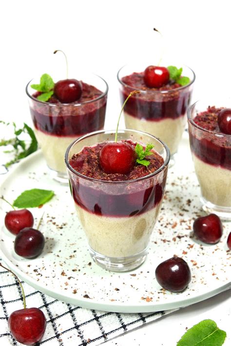 Cashew-Kakao-Cups mit Kirschkompott