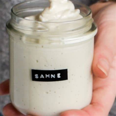 Cashew-Sahne in einem Mixer als vegane Alternative