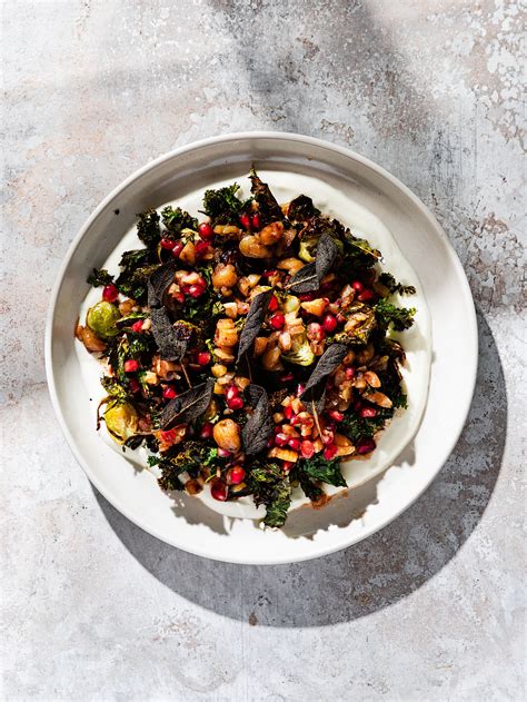 Cashew-Zimt-Granola auf Joghurt