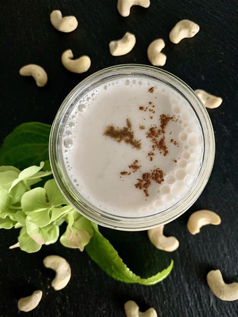 Cashewkerne, Vanilleschote und Milch in einer Schüssel