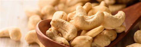 Cashewkerne auf Holzlöffel und in Schale