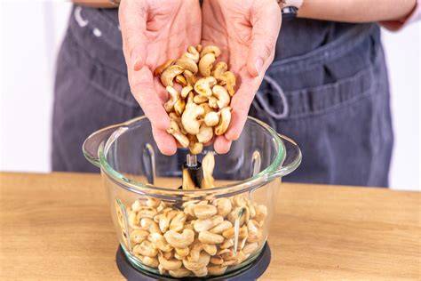 Cashewmus Zutaten und Mixer