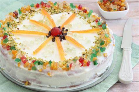 Cassata mit bunten kandierten Früchten und Marzipanrand