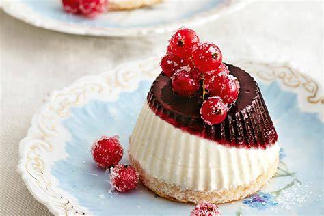 Cassis-Rosmarin-Törtchen: Schritt-für-Schritt Kollage (Gelee, Bisquit, Creme, Fertigstellung)