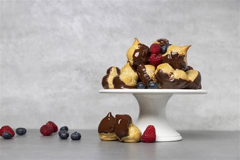 Chäsplättli mit vielfältigen Käsesorten, Früchten und Schokolade