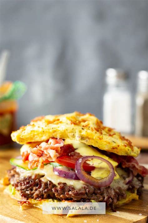 Chaffle als Burgerbrötchen mit Käse und Salat