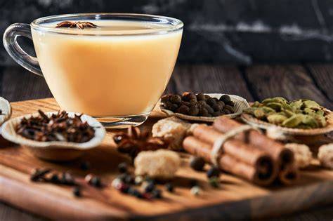 Chai Latte Gewürze: Kardamom, Ingwer, Zimt, Pfeffer, Nelken - visuelle Übersicht