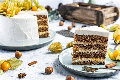 Chai-Torte mit Sahneschicht und dekorativ verteilten Physalis-Hälften