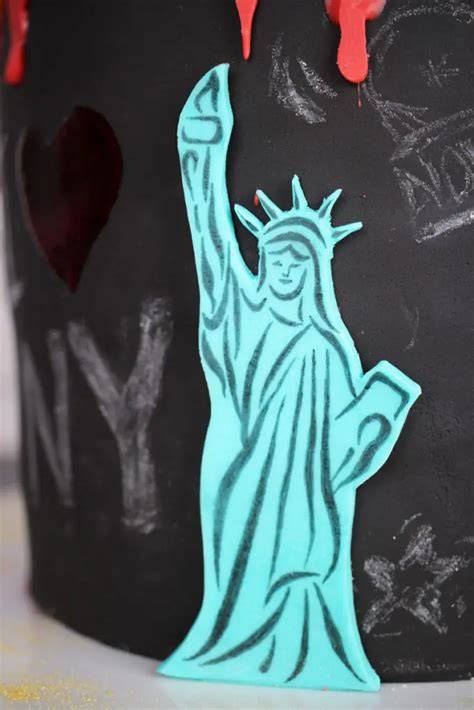 Chalkcake im New York Design mit schwarzem Fondant und weißer Schokolade bemalt