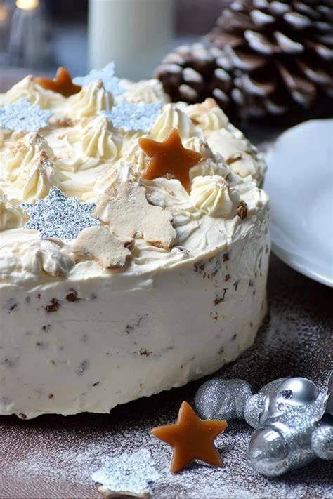 Champagner Buttercreme Torte als festliches Dessert mit Wunderkerzen