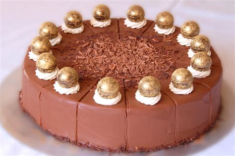 Champagner Trüffel Torte auf einer festlich gedeckten Tafel
