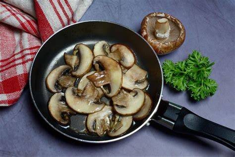 Champignons anbraten in der Pfanne