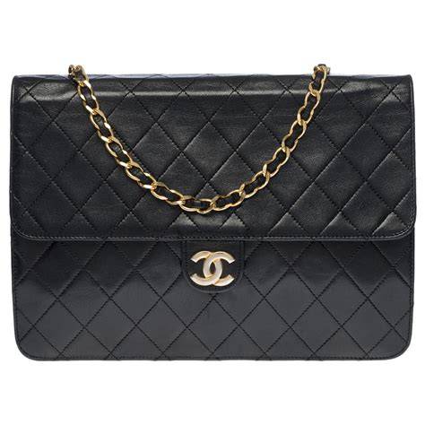 Chanel Logo aus schwarzem Marzipan auf quadratischem Kuchen
