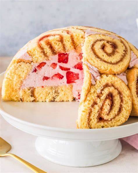 Charlotte Torte im Anschnitt mit Biskuit und Erdbeercreme ohne Gelatine