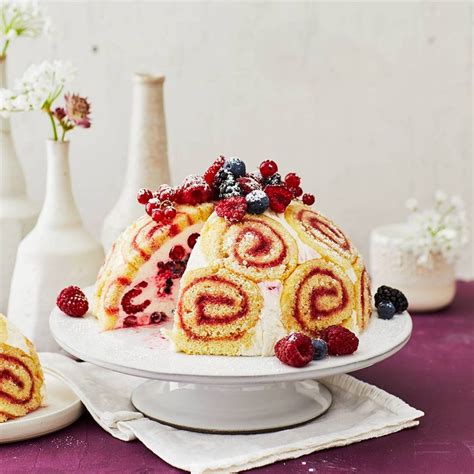 Charlotte-Torte mit Biskuits und Beeren