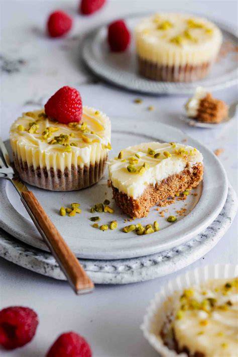 Cheesecake‑Muffins mit Keksboden und Kirschen