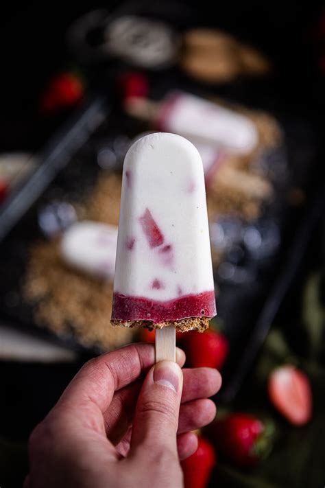 Cheesecake Eis Komponenten: Creme, Erdbeeren, Kekse