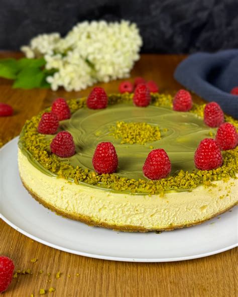 Cheesecake auf Platte mit Pistazien-Dekor
