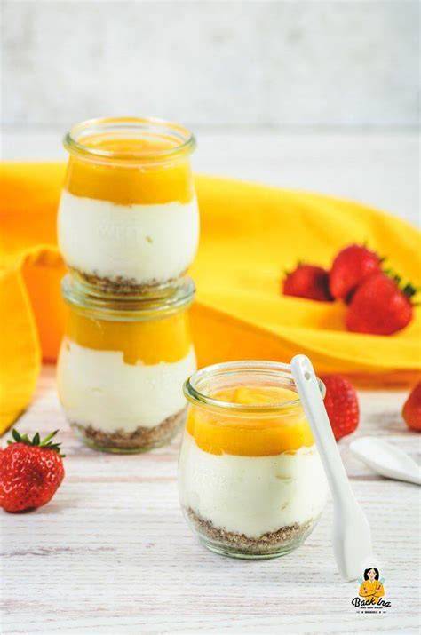Cheesecake im Glas mit Mango, Himbeeren und Vollkornkeksen geschichtet