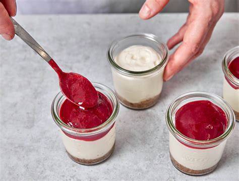 Cheesecake im Kühlschrank ruhend