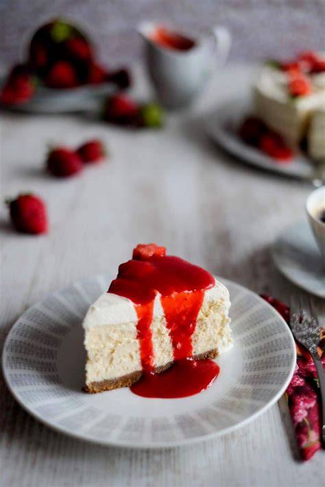 Cheesecake mit Beeren-Topping und Erdbeersauce