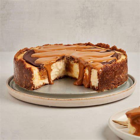 Cheesecake mit Dulce de Leche und Haselnüssen
