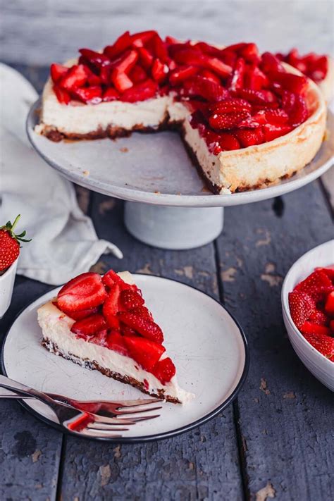 Cheesecake mit Erdbeeren und Himbeeren auf Tortenplatte