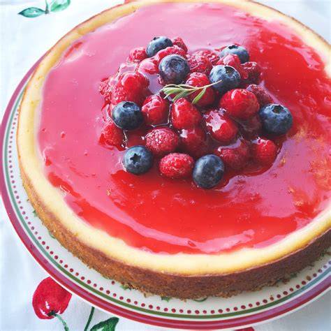 Cheesecake mit Keksboden und Blaubeersauce
