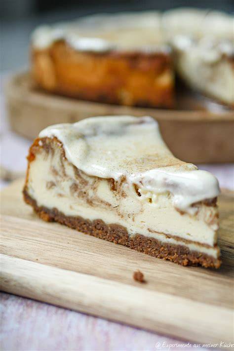 Cheesecake mit Keksboden und Zitronendeko