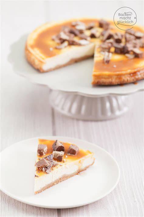 Cheesecake nach dem Backen mit Holzlöffel in geöffneter Ofentür