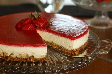 Cheesecake ohne Backen mit Erdbeeren und Keksboden