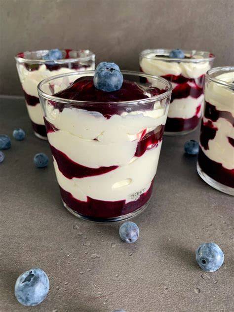 Cheesecake-Creme mit Mohn-Crumble, attraktiv in kleinen Gläsern geschichtet