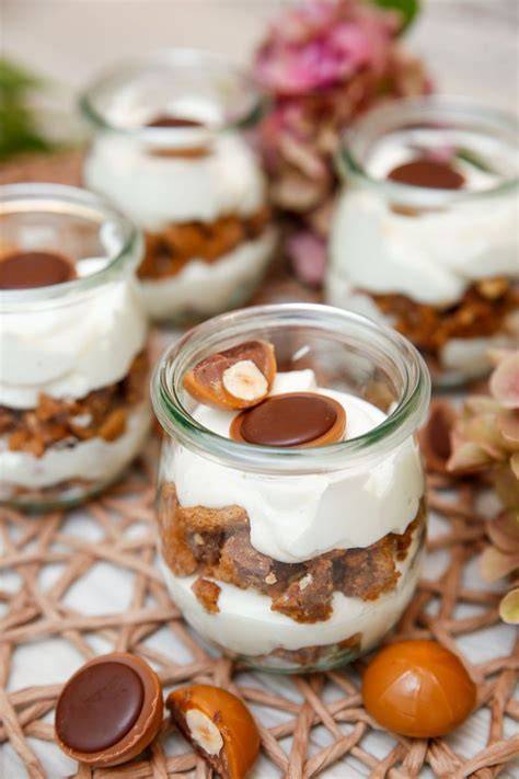 Cheesecake-Dessert im Glas mit Lotus-Krümeln und Creme-Topping