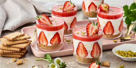 Cheesecake-Gläser mit Mohn-Crumble dekoriert