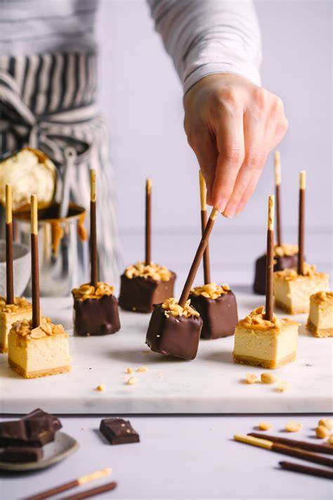 Cheesecake-Sticks als kleine Schultüten am Stiel