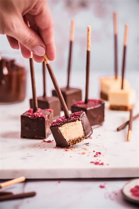 Cheesecake-Sticks auf einem Servierteller, mit Schokolade überzogen