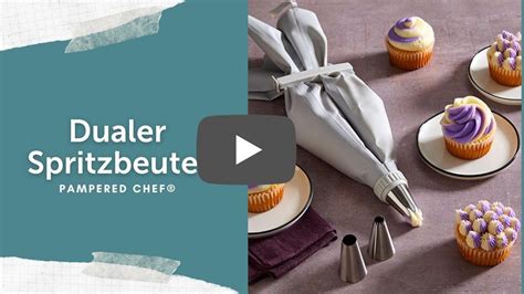 Chef bereitet Sahnedessert mit Spritzbeutel zu
