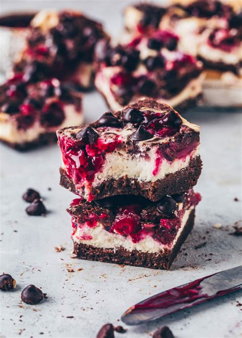 Cherry Cheesecake Brownies mit frischen Kirschen und Marmormuster