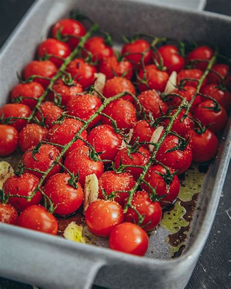 Cherrytomaten im Ofen mit Kräutern und Honig