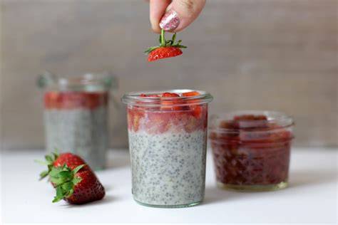 Chia Pudding im Glas mit Erdbeeren