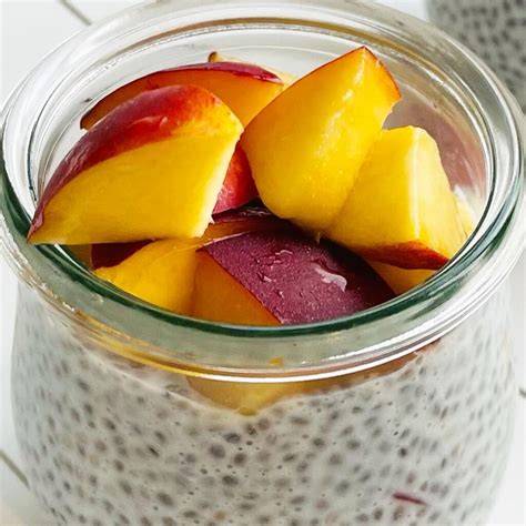 Chia Pudding mit Früchten und Nüssen als Topping