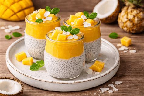 Chia Pudding mit Mango und Kokos, geschichtet in Gläsern