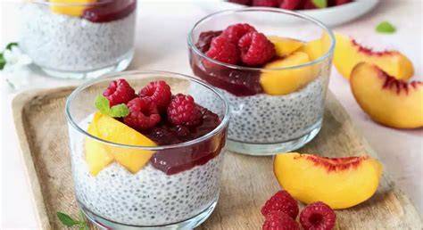 Chia Pudding mit Obst im Glas