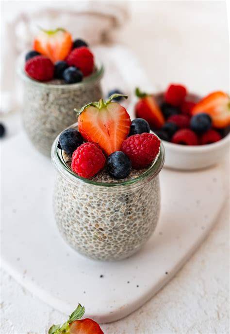 Chia Pudding mit bunten Toppings
