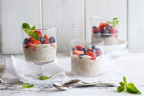 Chia Pudding mit verschiedenen frischen Beeren und Nüssen