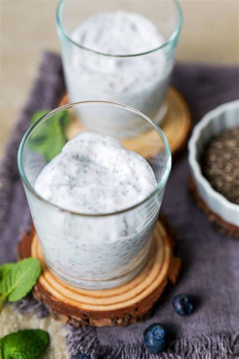 Chia Samen und Kokosmilch Zutaten auf Holzbrett