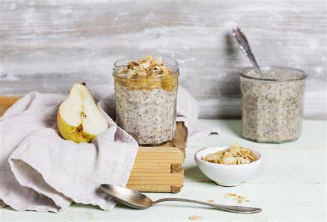 Chia-Mandelmilch-Pudding mit frischem Birnenobst