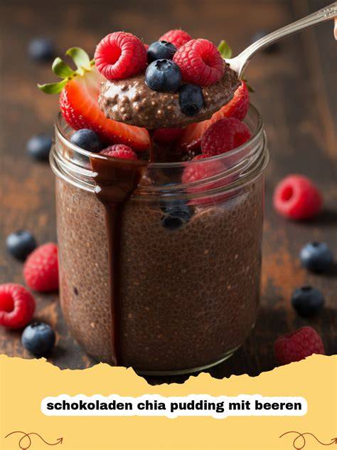 Chia-Pudding Glas mit Beeren, Cashewkernen und Minze garniert