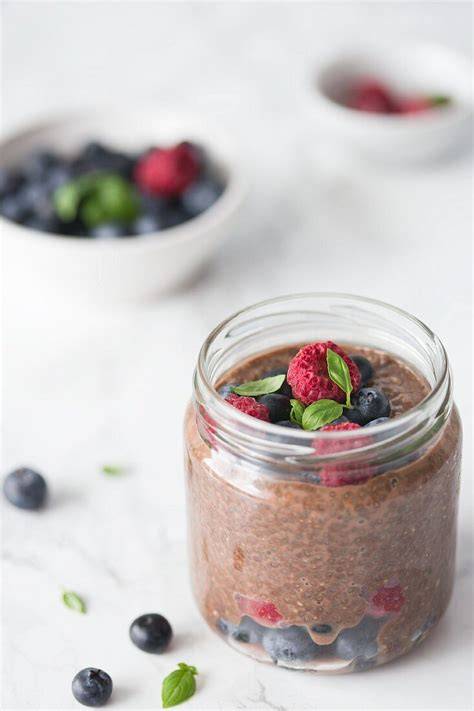 Chia-Pudding im Glas mit Früchten