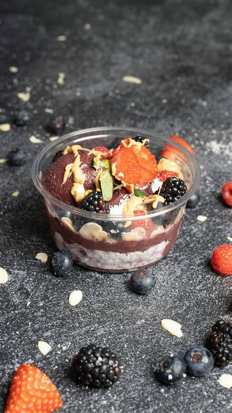 Chia-Pudding in dekorativer Schale, mit Obst und Nüssen angerichtet